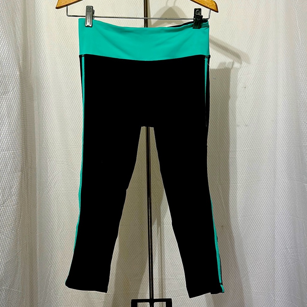 Lululemon crop leggings with 8” rise SZ 4